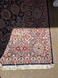 Een Perzisch Kerman (Kirman) tapijt met floraal decor, wol op katoen, 20ste eeuw