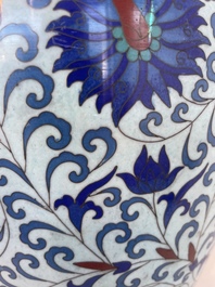 Vase de forme 'meiping', une verseuse et une bo&icirc;te couverte en &eacute;maux cloisonn&eacute;s, Chine, 19&egrave;me/20&egrave;me si&egrave;cle