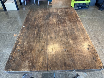Table en noyer aux raccords en fer forg&eacute;, Espagne, 18&egrave;me si&egrave;cle