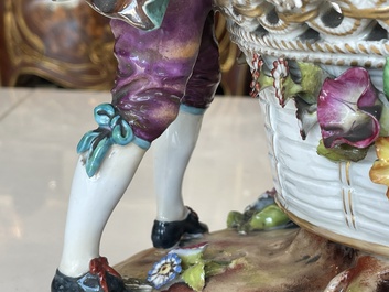 Deux groupes, un milieu de table et une tasse et soucoupe en porcelaine polychrome de Saxe, Allemagne, 19&egrave;me/20&egrave;me si&egrave;cle