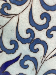 Vase de forme 'meiping', une verseuse et une bo&icirc;te couverte en &eacute;maux cloisonn&eacute;s, Chine, 19&egrave;me/20&egrave;me si&egrave;cle