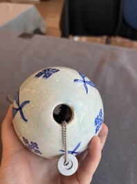 Ornement de forme ovale bleu et blanc et une paire polychrome, Kutahya, Turquie, 18&egrave;me/19&egrave;me si&egrave;cle
