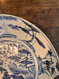 Grand plat en porcelaine de Chine bleu et blanc dit 'de Swatow' &agrave; d&eacute;cor de deux cerfs, Ming