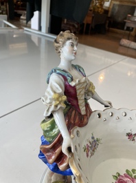 Deux groupes, un milieu de table et une tasse et soucoupe en porcelaine polychrome de Saxe, Allemagne, 19&egrave;me/20&egrave;me si&egrave;cle