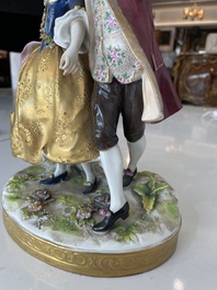 Deux groupes, un milieu de table et une tasse et soucoupe en porcelaine polychrome de Saxe, Allemagne, 19&egrave;me/20&egrave;me si&egrave;cle