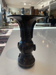 Br&ucirc;le-parfum ajour&eacute;, un plat &agrave; d&eacute;cor grav&eacute; et trois vases en bronze, Chine, 19&egrave;me/20&egrave;me si&egrave;cle