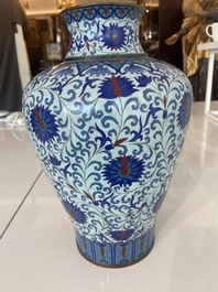Vase de forme 'meiping', une verseuse et une bo&icirc;te couverte en &eacute;maux cloisonn&eacute;s, Chine, 19&egrave;me/20&egrave;me si&egrave;cle