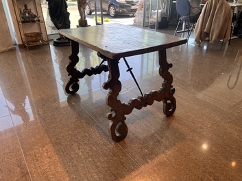 Table en noyer aux raccords en fer forg&eacute;, Espagne, 18&egrave;me si&egrave;cle