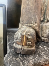 Sculpture de Luohan en bois sculpt&eacute; avec des traces de polychromie, 19&egrave;me si&egrave;cle