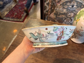 Twee Chinese famille rose vazen, een dekselkom en twee kommen, 19de/20ste eeuw