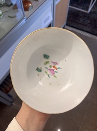 Quatre assiettes et un bol en porcelaine de Chine famille rose &agrave; d&eacute;cor floral et d'animaux, 19&egrave;me/20&egrave;me si&egrave;cle