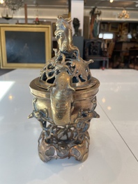 Br&ucirc;le-parfum ajour&eacute;, un plat &agrave; d&eacute;cor grav&eacute; et trois vases en bronze, Chine, 19&egrave;me/20&egrave;me si&egrave;cle
