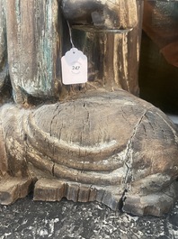 Sculpture de Luohan en bois sculpt&eacute; avec des traces de polychromie, 19&egrave;me si&egrave;cle