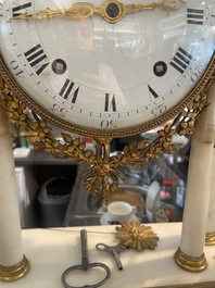 Een Franse Lodewijk XVI witmarmeren en verguld bronzen pendule, 18de/19de eeuw