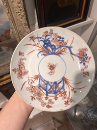 Paire de tuiles faiti&egrave;res sancai et deux paires d'assiettes en porcelaine de Chine famille rose et de style Imari, Ming et post&eacute;rieur