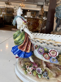 Deux groupes, un milieu de table et une tasse et soucoupe en porcelaine polychrome de Saxe, Allemagne, 19&egrave;me/20&egrave;me si&egrave;cle