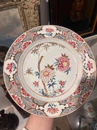 Paire de tuiles faiti&egrave;res sancai et deux paires d'assiettes en porcelaine de Chine famille rose et de style Imari, Ming et post&eacute;rieur