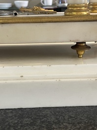 Een Franse Lodewijk XVI witmarmeren en verguld bronzen pendule, 18de/19de eeuw
