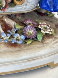Deux groupes, un milieu de table et une tasse et soucoupe en porcelaine polychrome de Saxe, Allemagne, 19&egrave;me/20&egrave;me si&egrave;cle