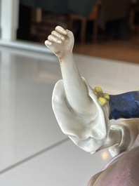Deux groupes, un milieu de table et une tasse et soucoupe en porcelaine polychrome de Saxe, Allemagne, 19&egrave;me/20&egrave;me si&egrave;cle