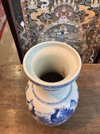 Vase en porcelaine de Chine bleu et blanc &agrave; d&eacute;cor de figures dans un paysage, Kangxi