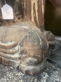 Sculpture de Luohan en bois sculpt&eacute; avec des traces de polychromie, 19&egrave;me si&egrave;cle
