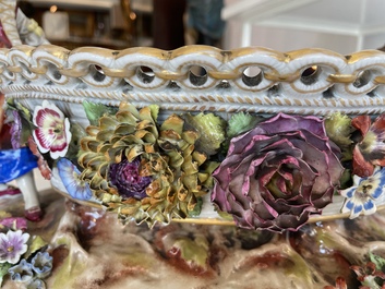 Deux groupes, un milieu de table et une tasse et soucoupe en porcelaine polychrome de Saxe, Allemagne, 19&egrave;me/20&egrave;me si&egrave;cle