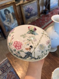 Twee Chinese famille rose vazen, een dekselkom en twee kommen, 19de/20ste eeuw