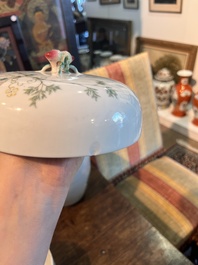 Twee Chinese famille rose vazen, een dekselkom en twee kommen, 19de/20ste eeuw