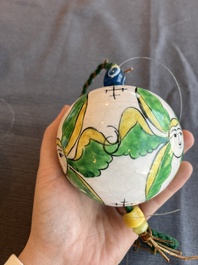 Ornement de forme ovale bleu et blanc et une paire polychrome, Kutahya, Turquie, 18&egrave;me/19&egrave;me si&egrave;cle