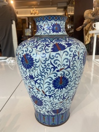 Vase de forme 'meiping', une verseuse et une bo&icirc;te couverte en &eacute;maux cloisonn&eacute;s, Chine, 19&egrave;me/20&egrave;me si&egrave;cle