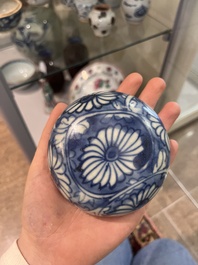 Collection vari&eacute;e en porcelaine de Chine bleu et blanc, Ming