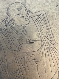 Br&ucirc;le-parfum ajour&eacute;, un plat &agrave; d&eacute;cor grav&eacute; et trois vases en bronze, Chine, 19&egrave;me/20&egrave;me si&egrave;cle