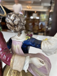 Deux groupes, un milieu de table et une tasse et soucoupe en porcelaine polychrome de Saxe, Allemagne, 19&egrave;me/20&egrave;me si&egrave;cle