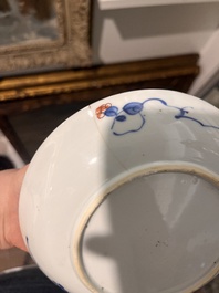 Paire de tuiles faiti&egrave;res sancai et deux paires d'assiettes en porcelaine de Chine famille rose et de style Imari, Ming et post&eacute;rieur