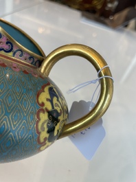 Vase de forme 'meiping', une verseuse et une bo&icirc;te couverte en &eacute;maux cloisonn&eacute;s, Chine, 19&egrave;me/20&egrave;me si&egrave;cle