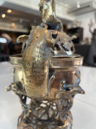 Br&ucirc;le-parfum ajour&eacute;, un plat &agrave; d&eacute;cor grav&eacute; et trois vases en bronze, Chine, 19&egrave;me/20&egrave;me si&egrave;cle