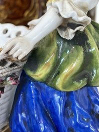 Deux groupes, un milieu de table et une tasse et soucoupe en porcelaine polychrome de Saxe, Allemagne, 19&egrave;me/20&egrave;me si&egrave;cle