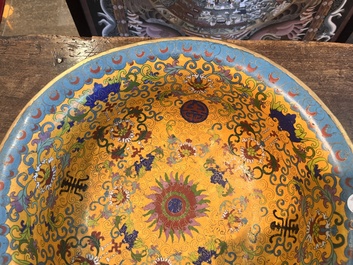 Grand bol sur piedouche en &eacute;maux cloisonn&eacute;s &agrave; d&eacute;cor 'Shou' sur fond jaune, 19&egrave;me/20&egrave;me si&egrave;cle