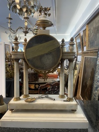 Een Franse Lodewijk XVI witmarmeren en verguld bronzen pendule, 18de/19de eeuw