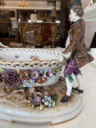 Deux groupes, un milieu de table et une tasse et soucoupe en porcelaine polychrome de Saxe, Allemagne, 19&egrave;me/20&egrave;me si&egrave;cle