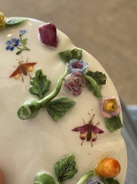 Deux groupes, un milieu de table et une tasse et soucoupe en porcelaine polychrome de Saxe, Allemagne, 19&egrave;me/20&egrave;me si&egrave;cle