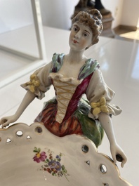 Deux groupes, un milieu de table et une tasse et soucoupe en porcelaine polychrome de Saxe, Allemagne, 19&egrave;me/20&egrave;me si&egrave;cle