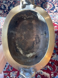 Br&ucirc;le-parfum ajour&eacute;, un plat &agrave; d&eacute;cor grav&eacute; et trois vases en bronze, Chine, 19&egrave;me/20&egrave;me si&egrave;cle
