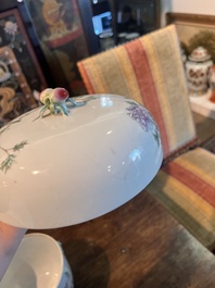 Twee Chinese famille rose vazen, een dekselkom en twee kommen, 19de/20ste eeuw
