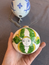 Ornement de forme ovale bleu et blanc et une paire polychrome, Kutahya, Turquie, 18&egrave;me/19&egrave;me si&egrave;cle