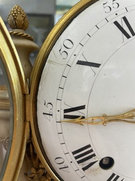 Een Franse Lodewijk XVI witmarmeren en verguld bronzen pendule, 18de/19de eeuw