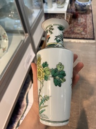 Een gevarieerde collectie Chinees famille rose en verte porselein met geanimeerde sc&egrave;nes en vogels tussen bloesemtakken, 19de/20ste eeuw