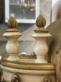 Een Franse Lodewijk XVI witmarmeren en verguld bronzen pendule, 18de/19de eeuw