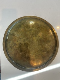Br&ucirc;le-parfum ajour&eacute;, un plat &agrave; d&eacute;cor grav&eacute; et trois vases en bronze, Chine, 19&egrave;me/20&egrave;me si&egrave;cle